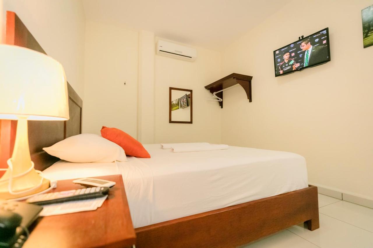 Hotel Mediterraneo Inn Santa Rosa de Lima ภายนอก รูปภาพ